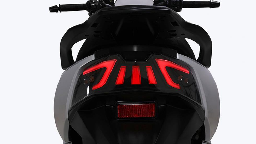 Το πίσω φωτιστικό σώμα είναι επίσης full LED, πολυδιάστατης σχεδίασης, με φλας που ενσωματώνουν λειτουργία alarm. Η φιμέ ζελατίνα και οι αιχμηρές γραμμές στο φέρινγκ προσδίδουν sport χαρακτήρα, ενώ η 